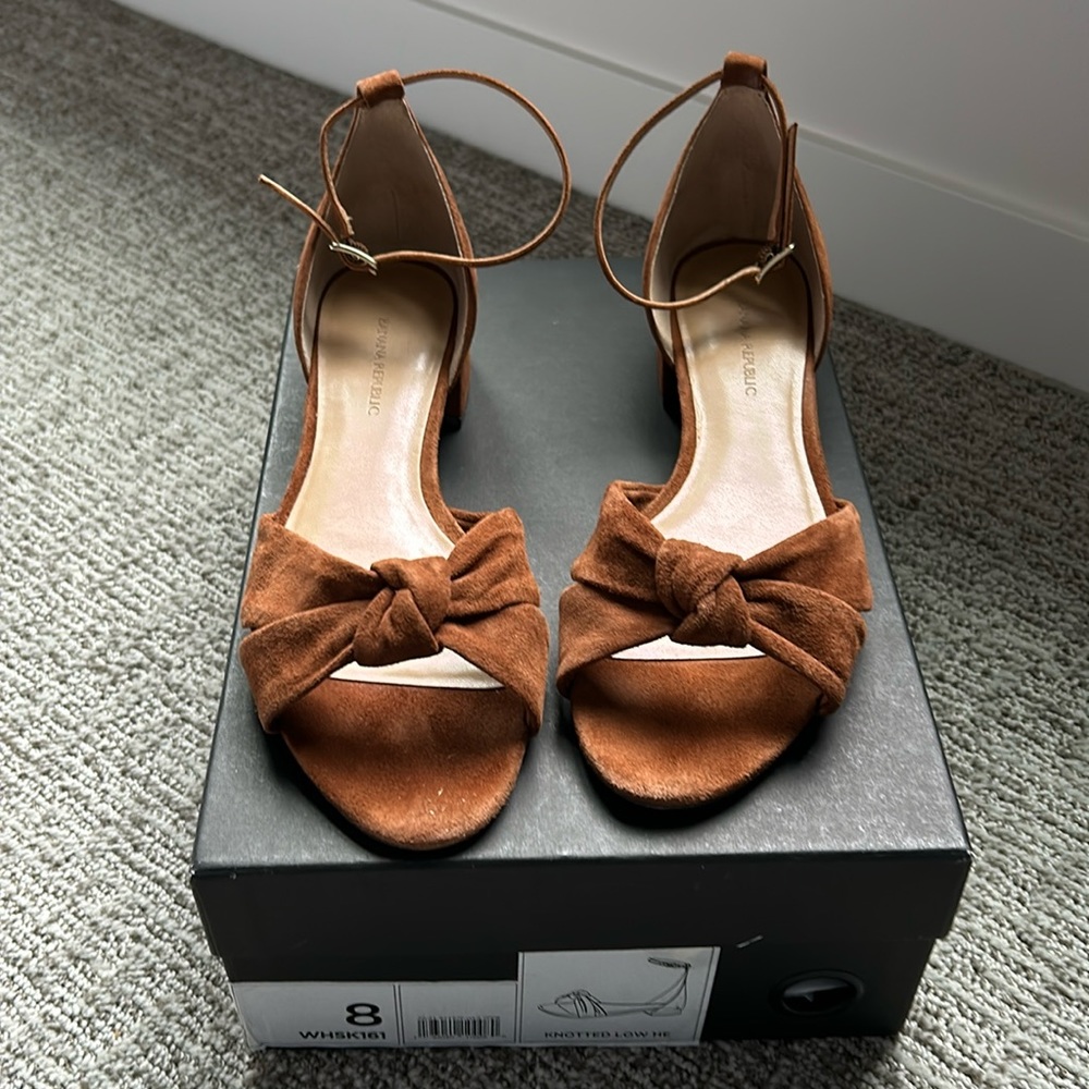 Banana Republic Knotted Suede Low Heels - 8